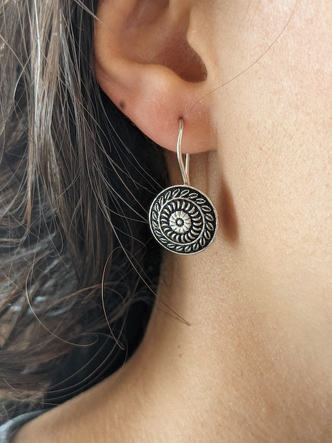 Disc shape earrings with floral carved design luzwithoutfrontiers.com