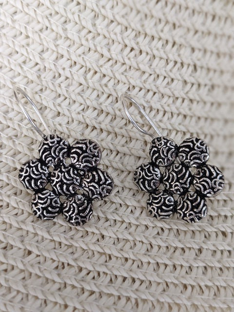 Flower shape hanging earrings